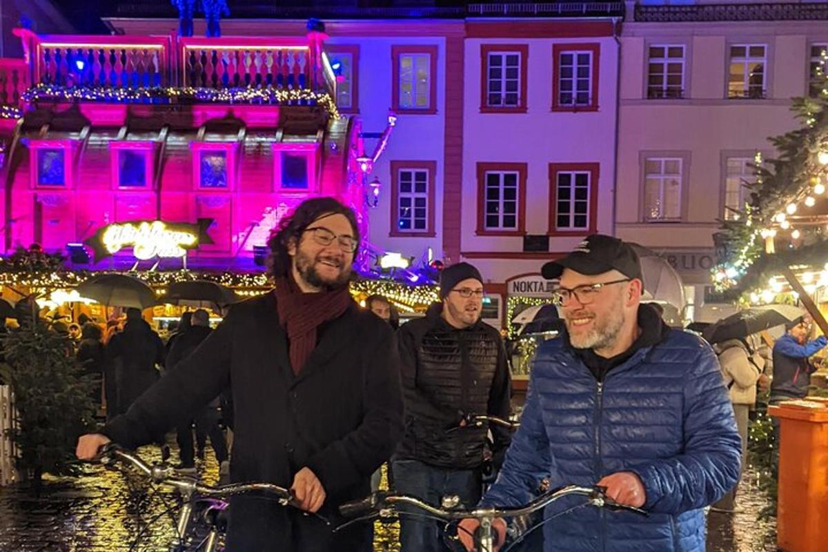 grupp inimesi seisab jalgratastega hoone ees