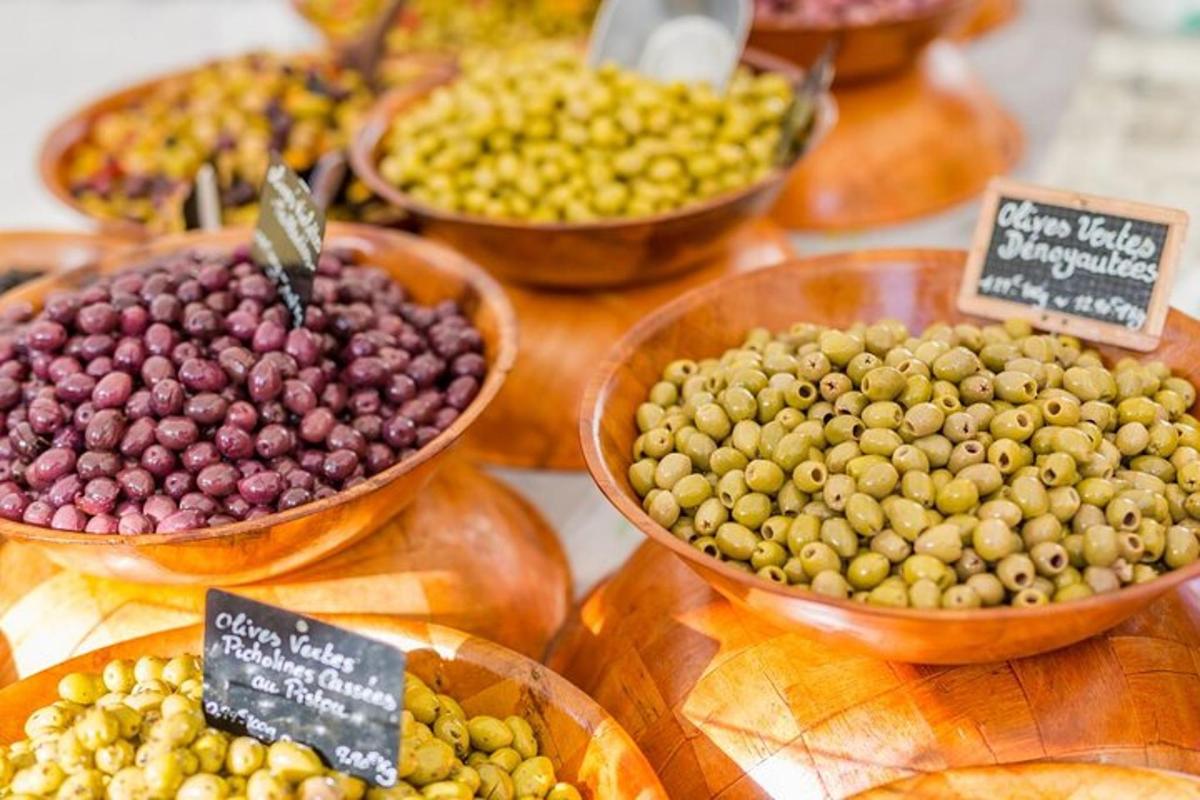 kaselerde farklı zeytin türlerinin sergilenmesi