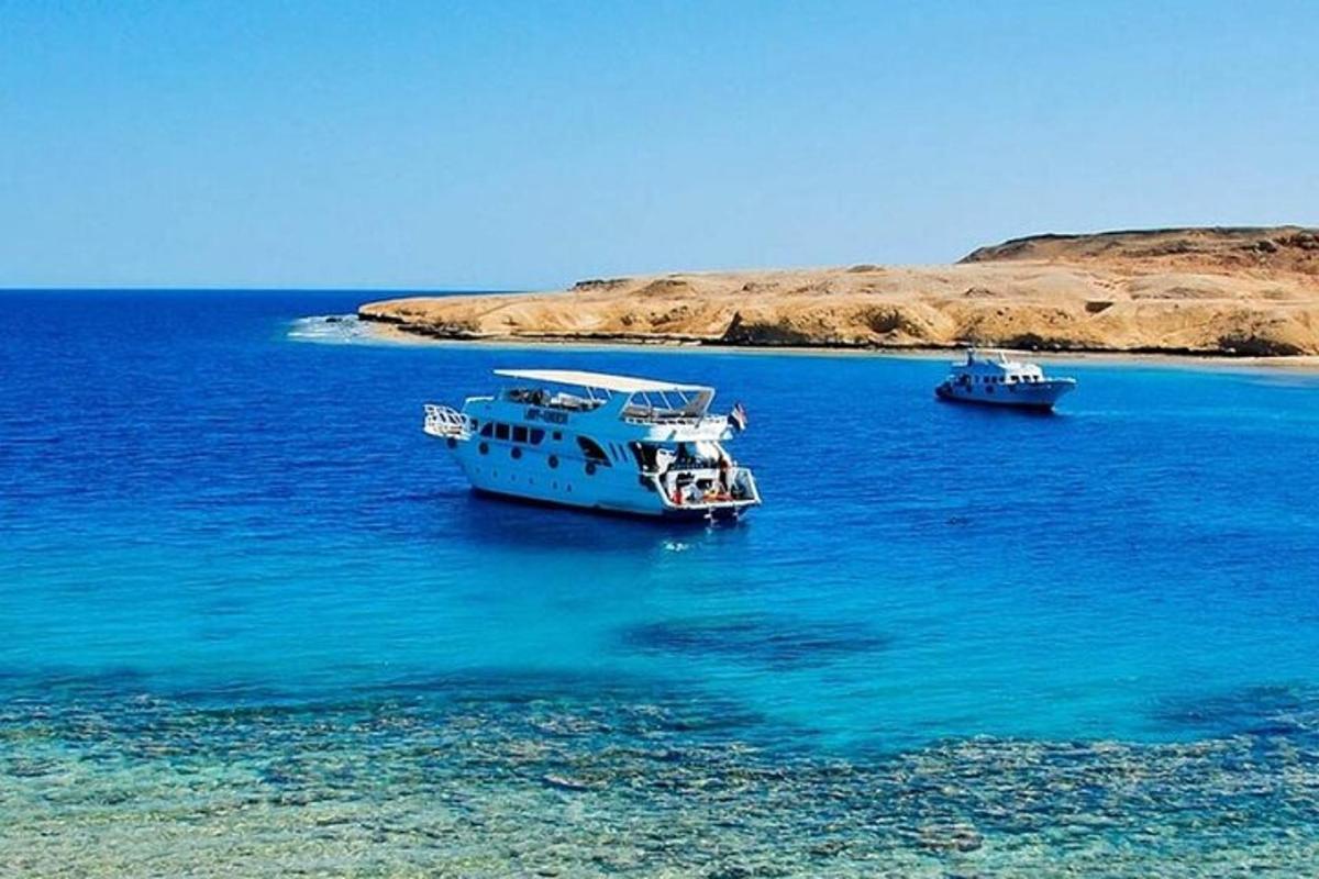 due barche che galleggiano nell'acqua dell'oceano