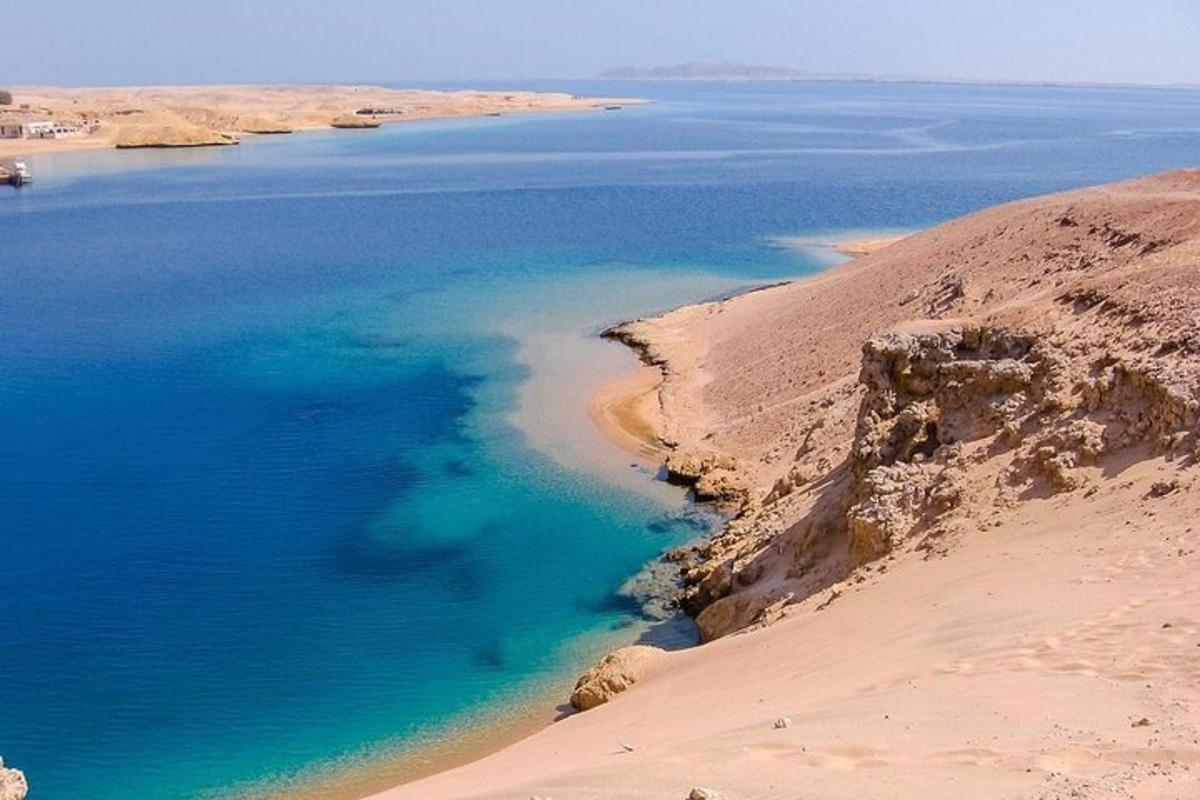 una vista di uno specchio d'acqua nel deserto