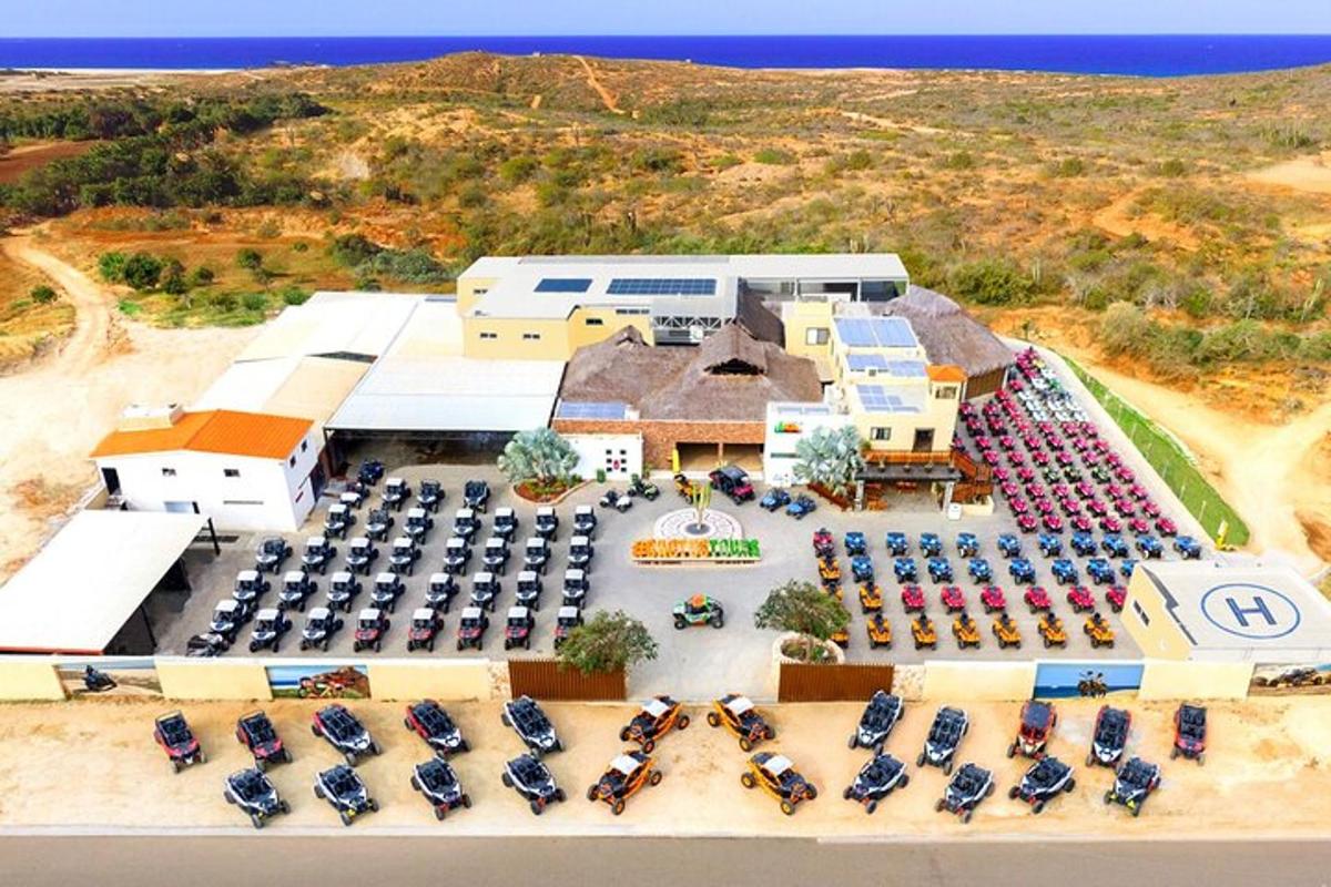 vue aérienne d'un complexe hôtelier avec beaucoup de tables et de chaises
