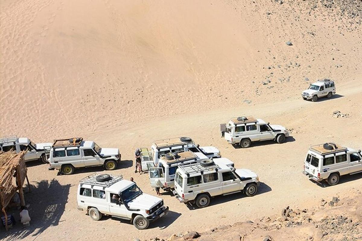 un grupo de vehículos estacionados en el desierto