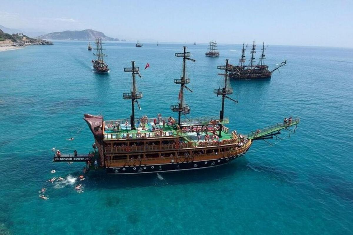 un vaixell pirata a l'oceà amb altres vaixells