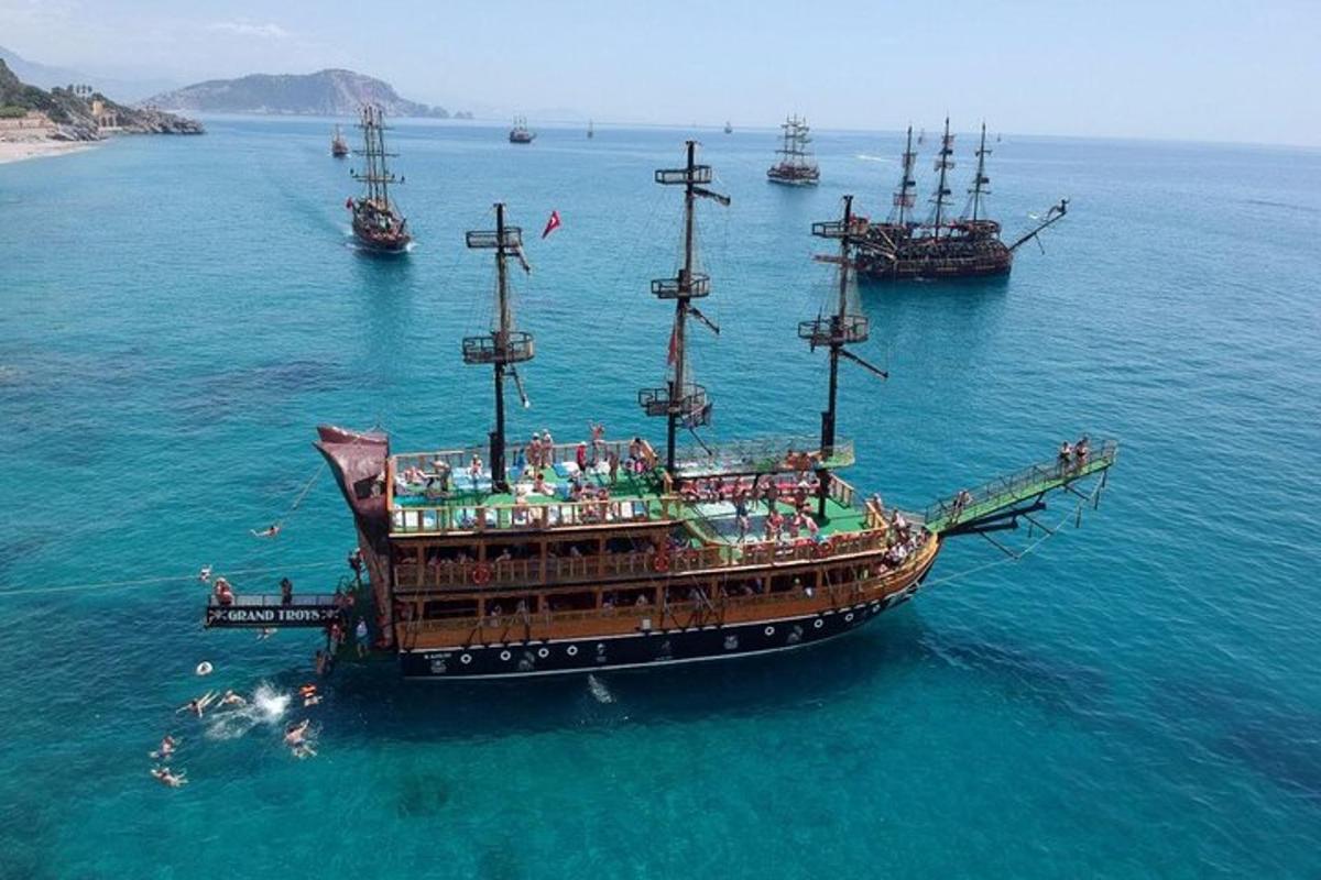 un vaixell pirata a l'aigua amb altres vaixells