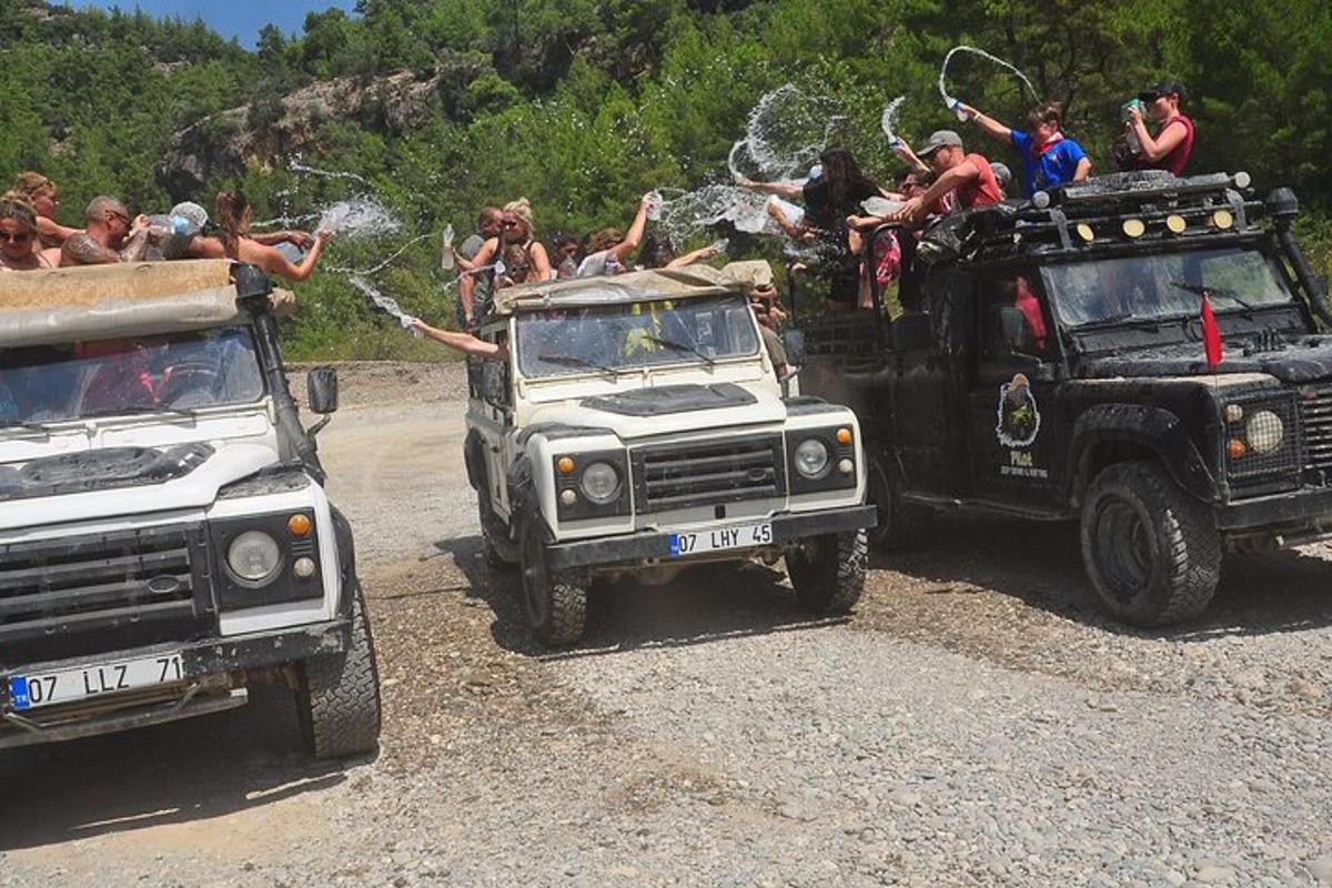 skupina lidí jedoucích na střeše nákladního auta