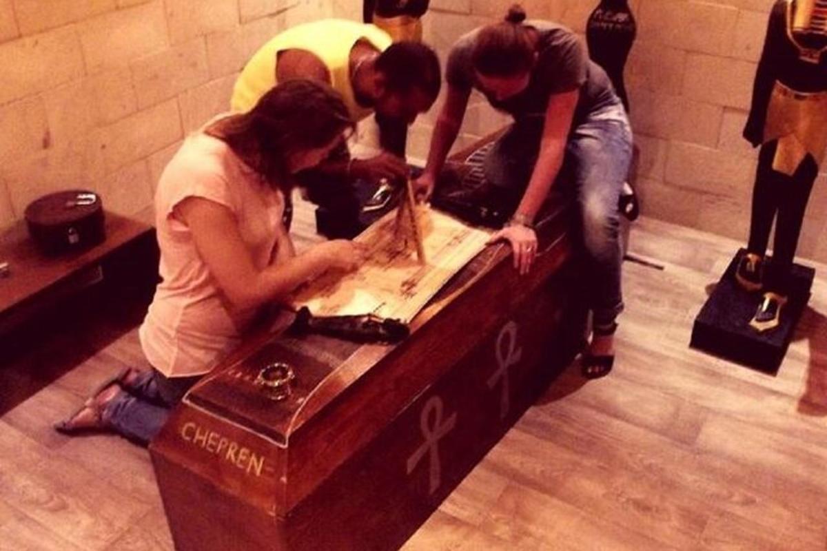 un gruppo di persone in piedi attorno a un tavolo di legno