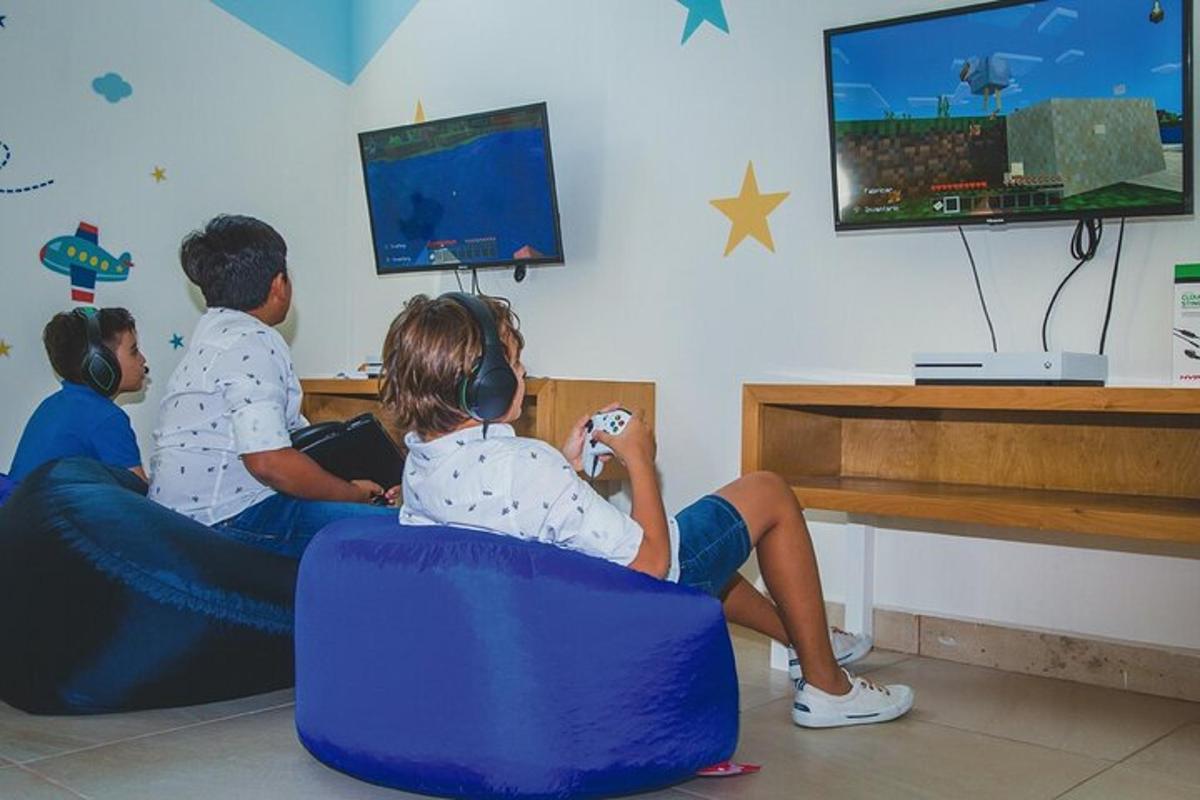 skupina dětí sedících v židlích a dívajících se na televizi