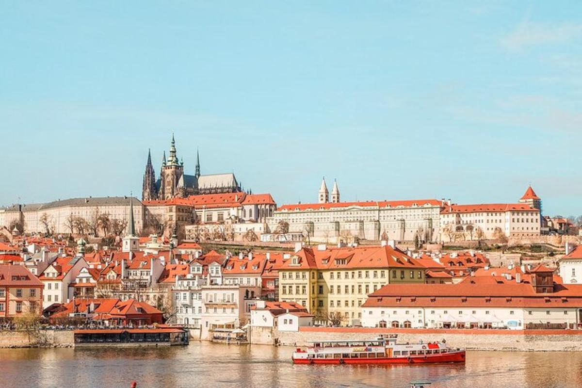 pohled na město s řekou a budovami