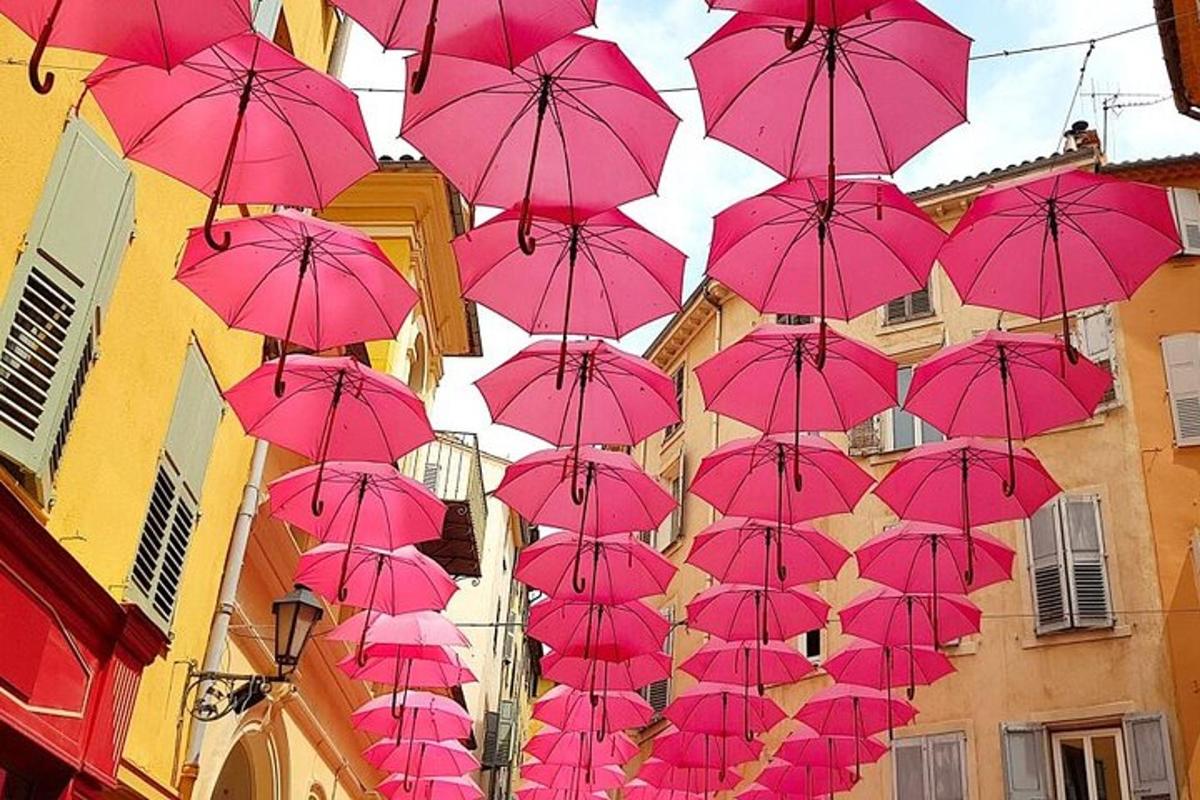 un munt de paraigües roses suspesos a l'aire