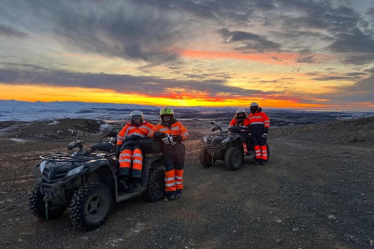 un gruppo di persone sedute su quad su una collina al tramonto