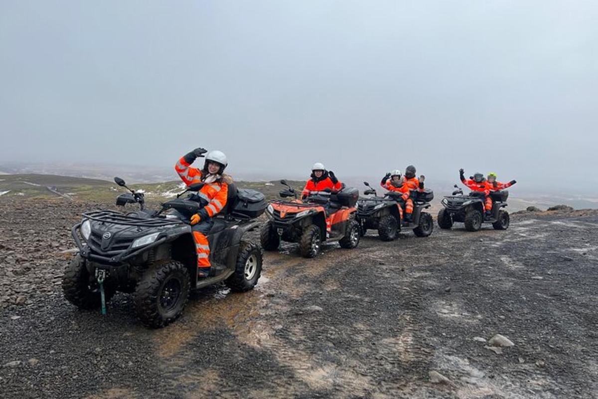 un gruppo di persone che guidano quad su una collina