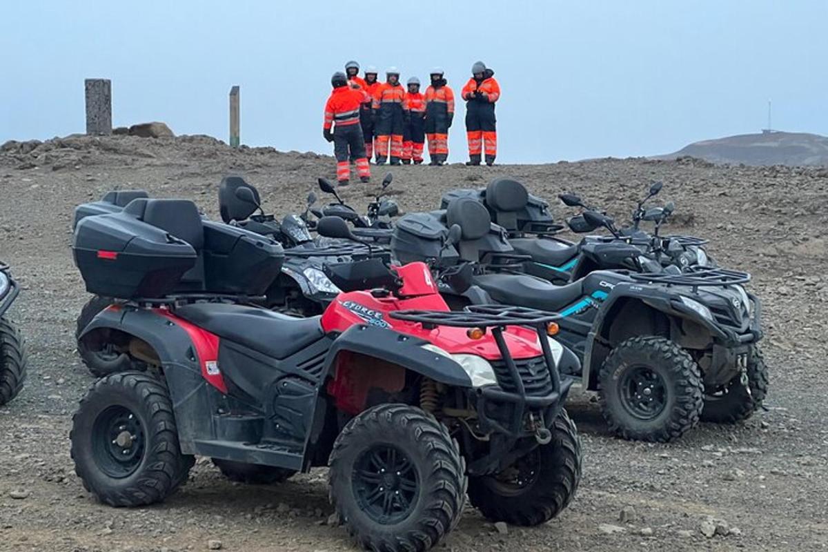 un gruppo di quattro quad parcheggiati su un campo sterrato