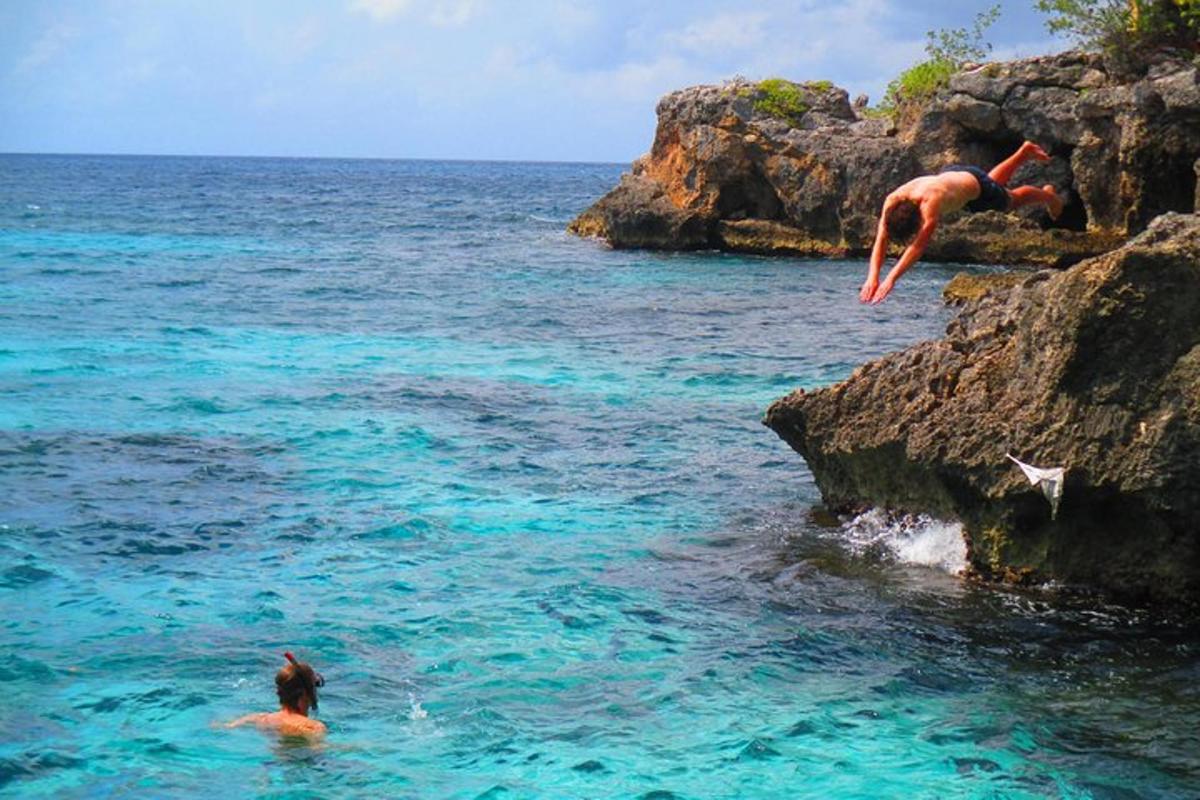Un hombre saltando al agua en el océano.