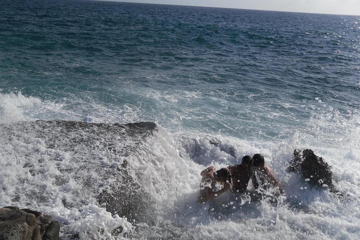 una persona és a l'aigua de l'oceà
