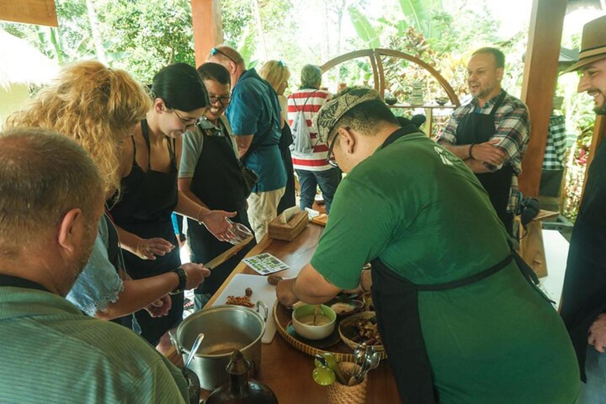 Un grupo de personas de pie alrededor de una mesa preparando comida.