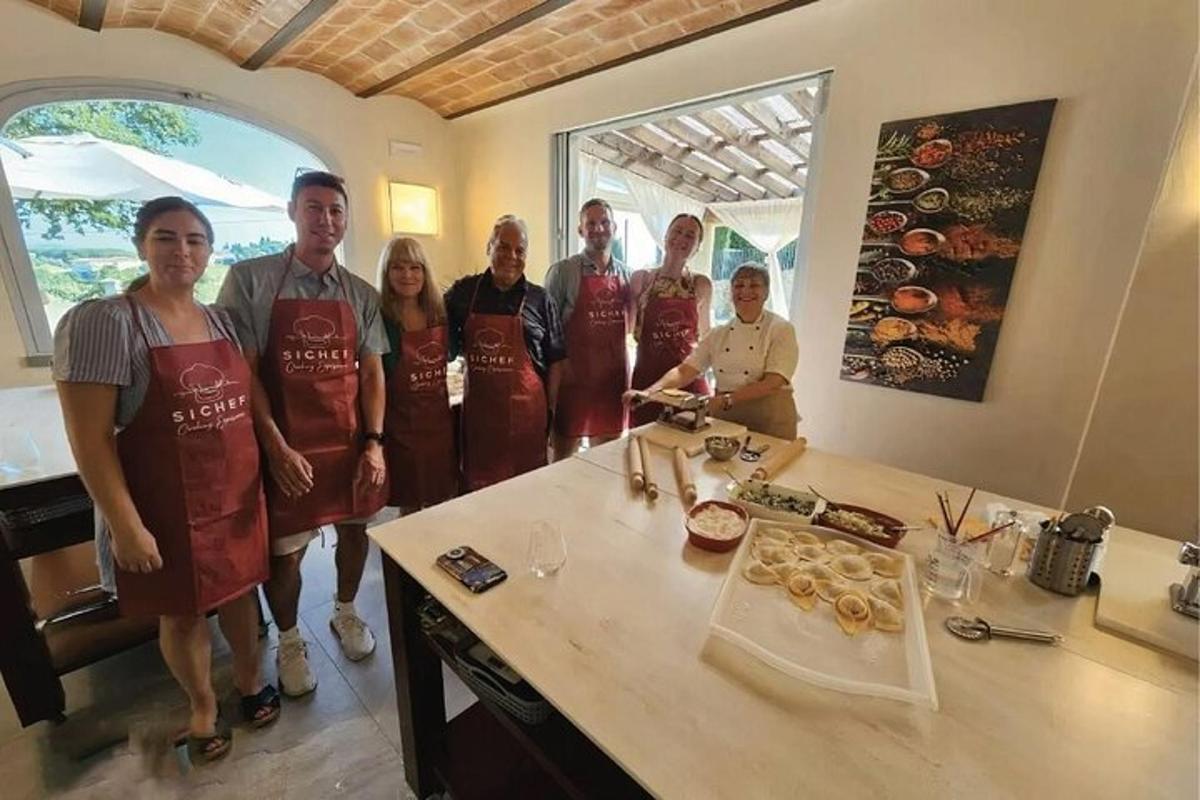 un gruppo di persone che indossano grembiuli in piedi in una cucina