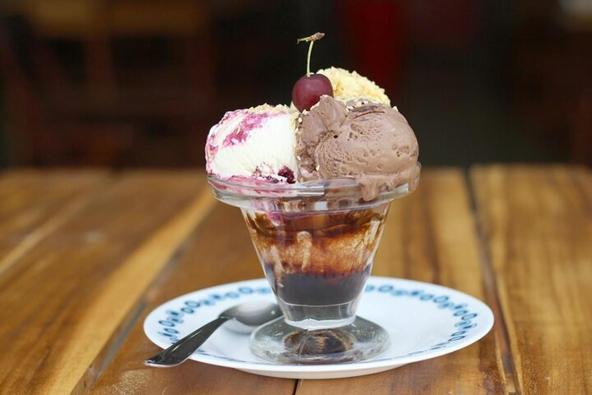 una coppa gelato su un piatto su un tavolo