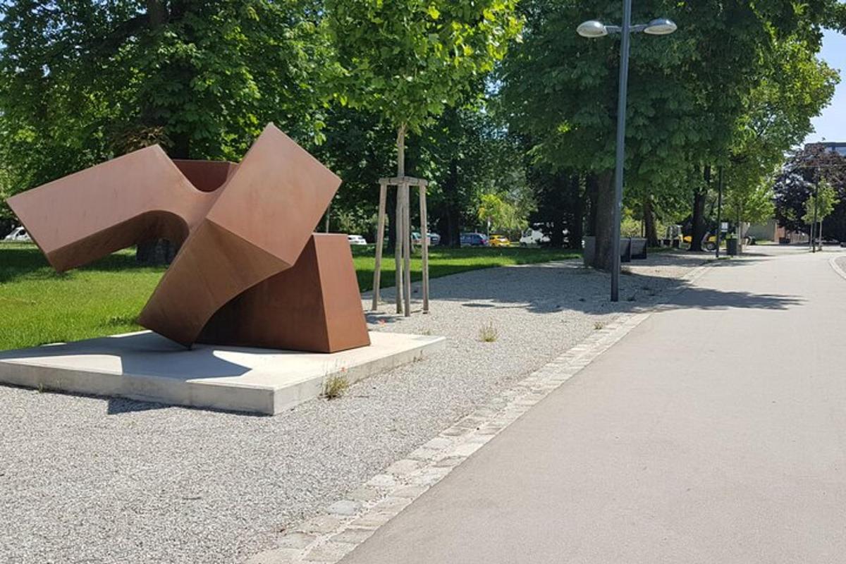 egy szobor egy utca melletti parkban