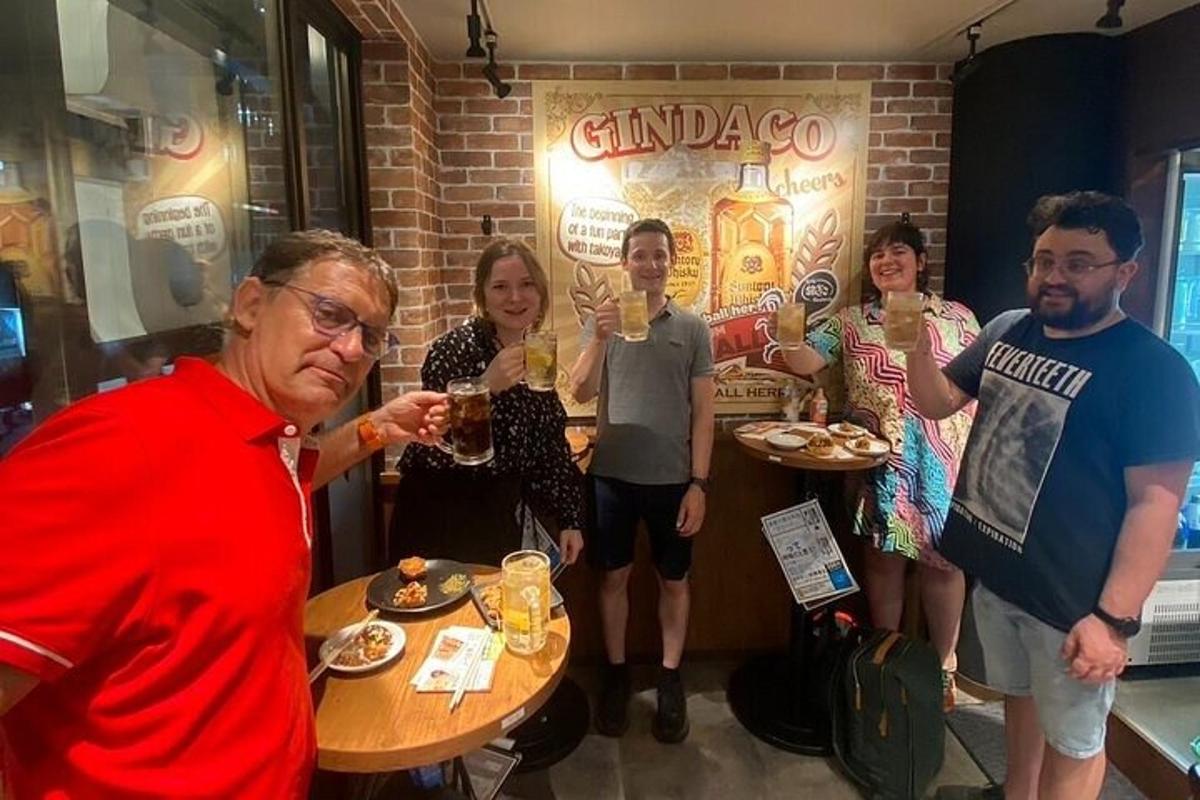 一群人在餐厅喝啤酒