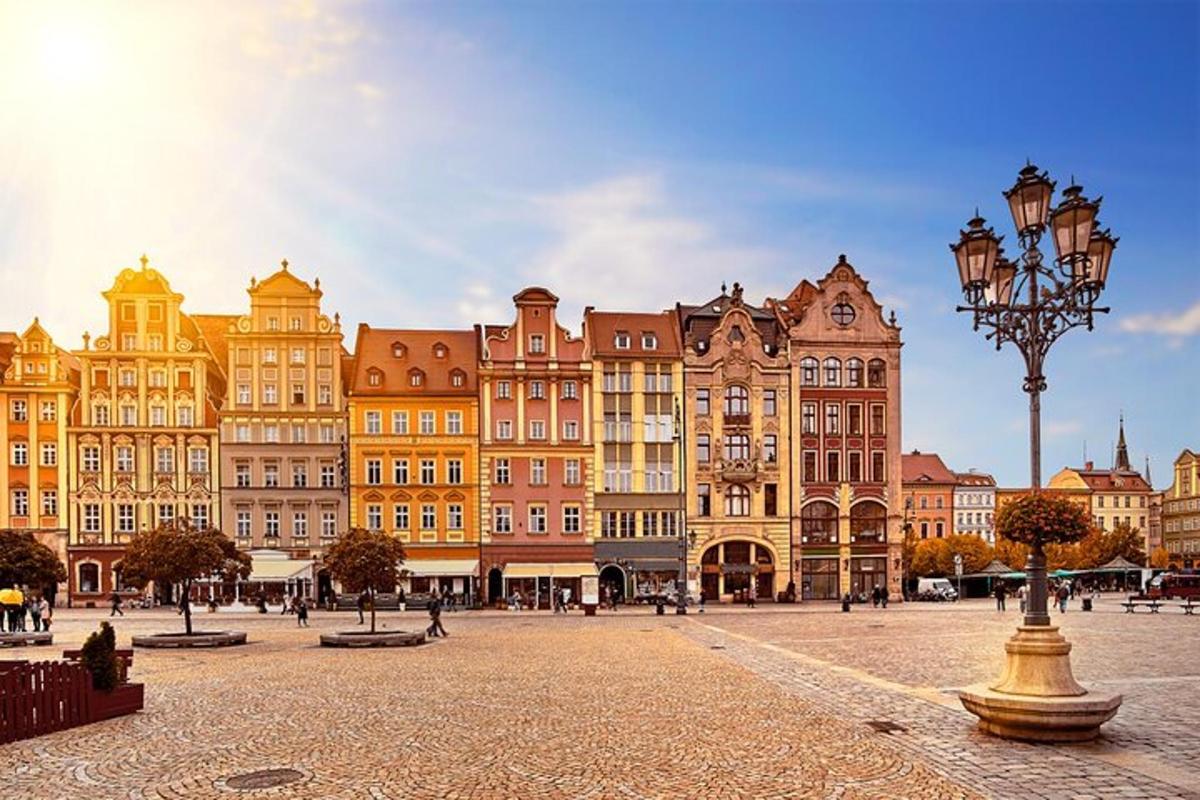 velika stavba z ulično svetilko pred njo