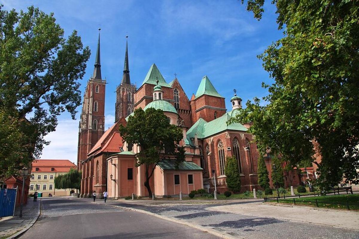 velika rdeča opečnata stavba s katedralo