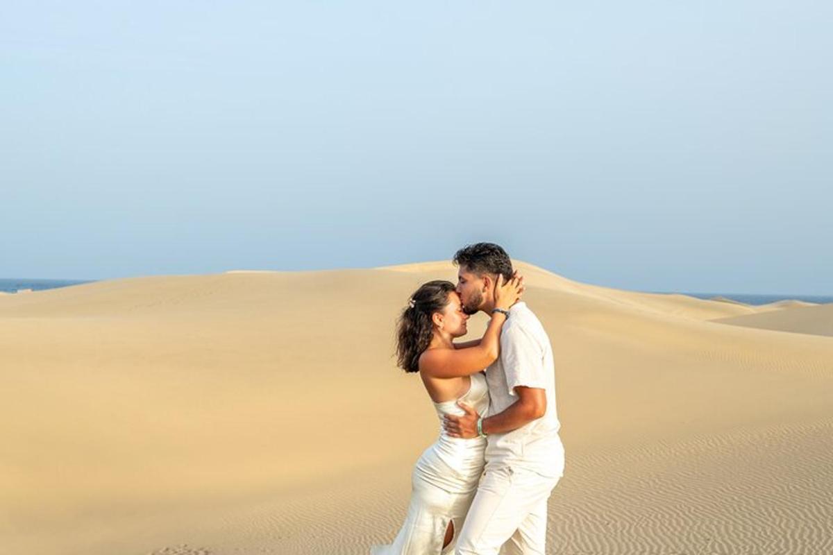 Un hombre y una mujer besándose en el desierto