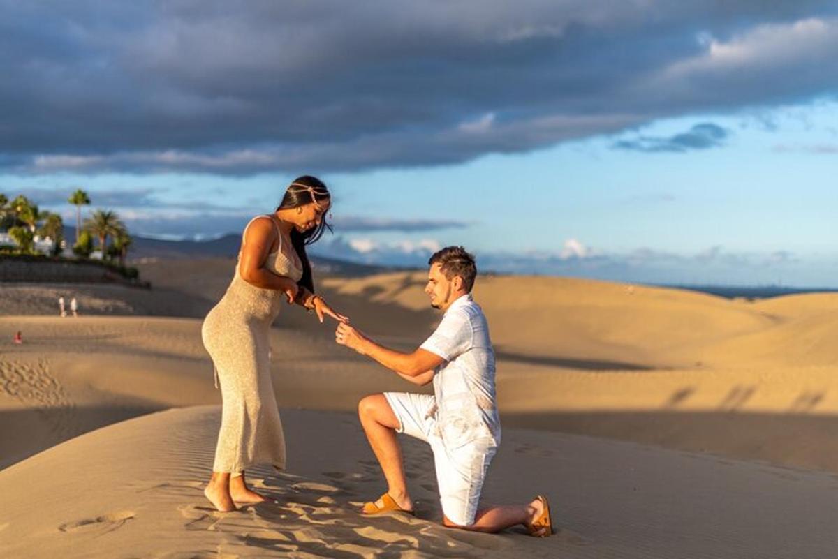 un hombre y una mujer en el desierto