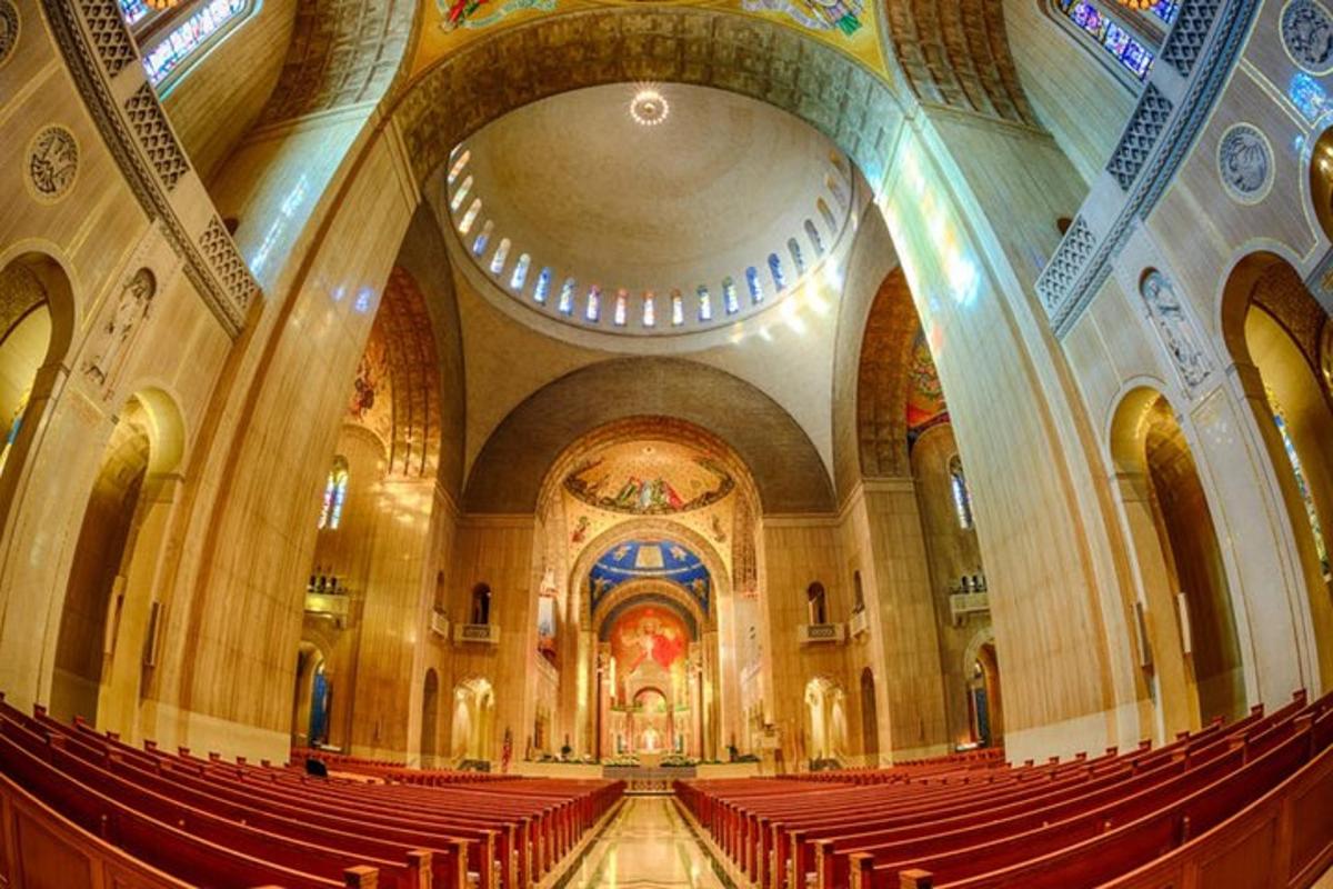 sebuah gereja kosong dengan bangku merah dalam sebuah bangunan
