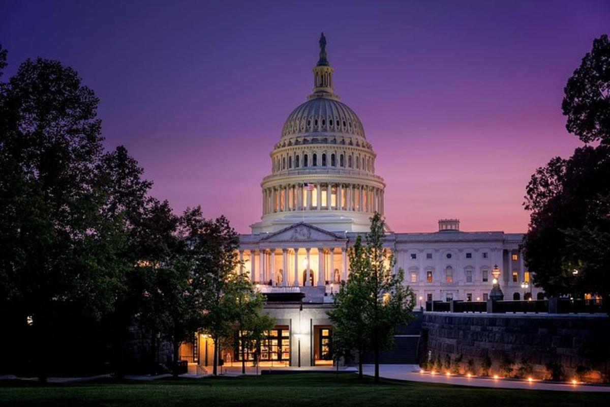 gambar bangunan US capitol pada waktu malam