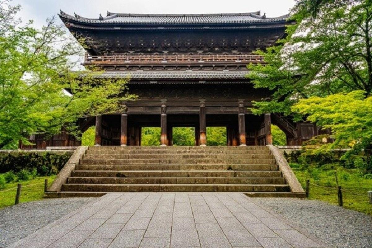 un gran edifici amb escales en un parc