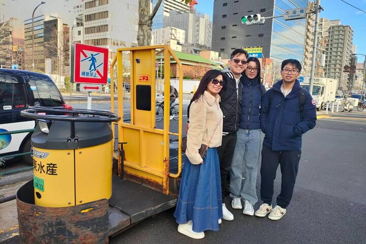 Un grupo de personas de pie junto a una máquina amarilla.