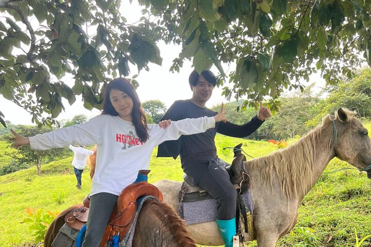 um homem e uma mulher montados num cavalo