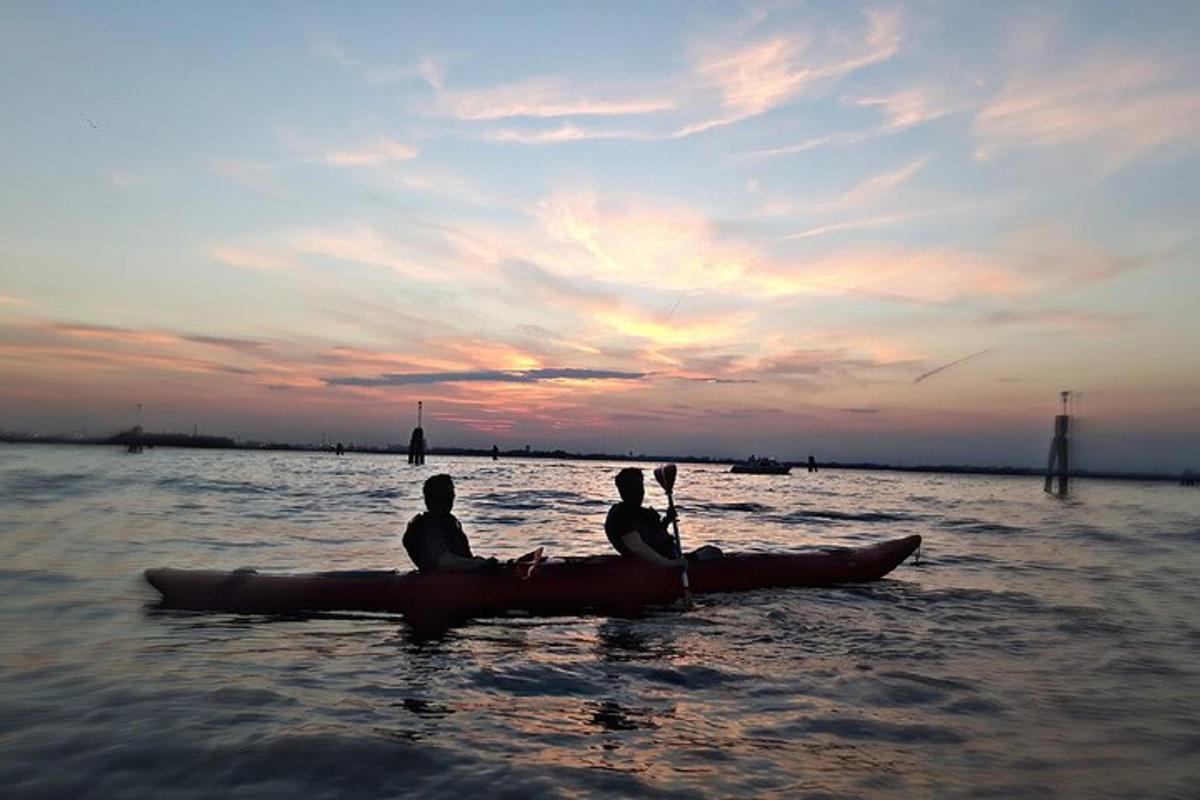 dos personas sentadas en una canoa en el agua