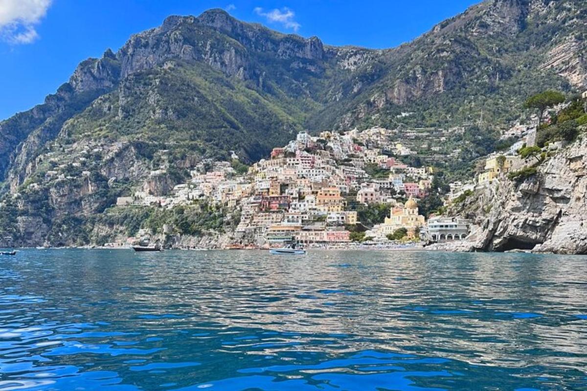 Pohled na Positano z vody na hoře