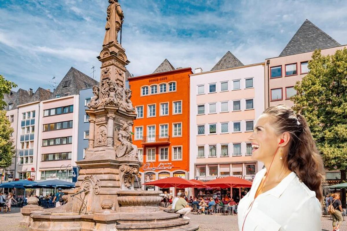 žena stojící vedle sochy před fontánou
