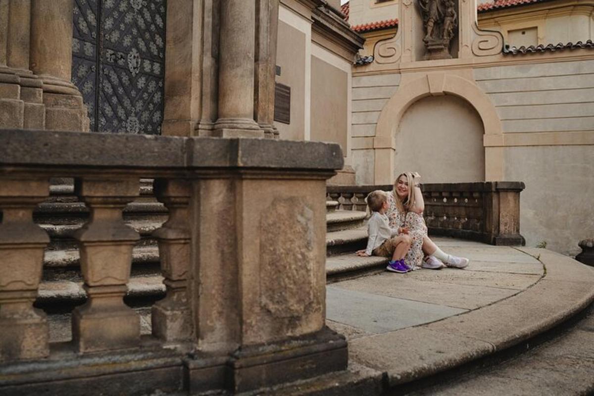 uma mulher e duas crianças sentadas nos degraus de um prédio