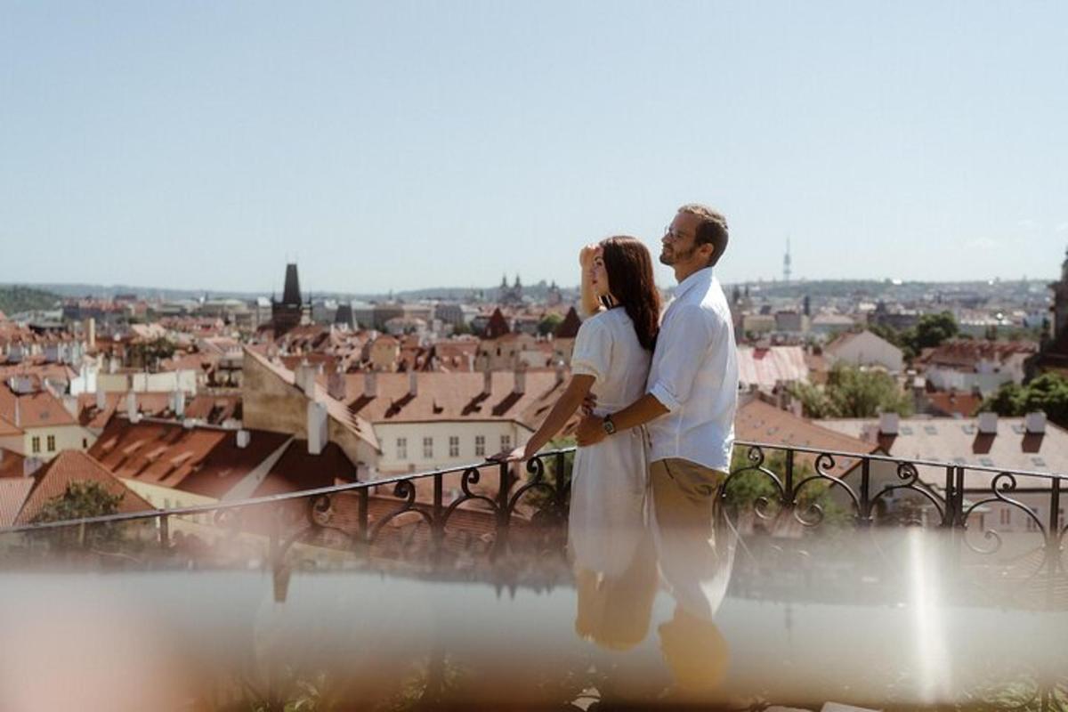 um homem e uma mulher em pé em uma saliência com vista para uma cidade