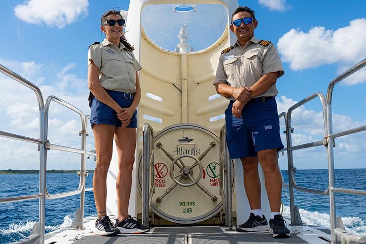 Dos hombres de pie en la parte delantera de un barco