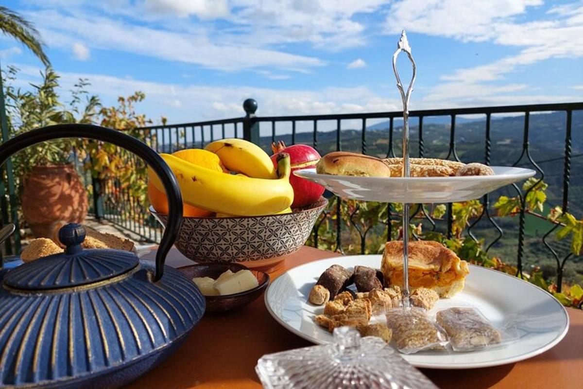 una taula amb dos plats de menjar i un bol de fruita