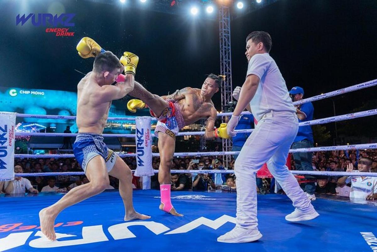 Un grupo de hombres peleando en un combate de boxeo