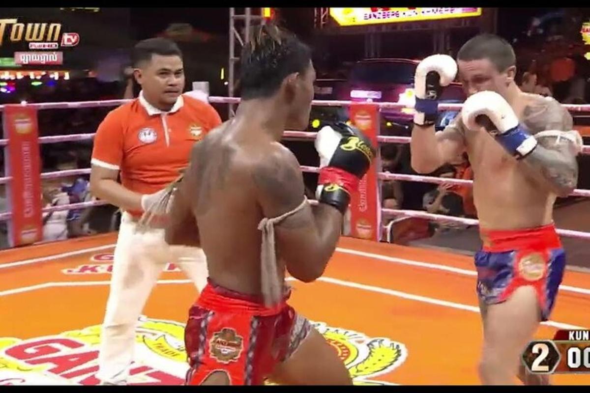 un grupo de hombres en un combate de boxeo