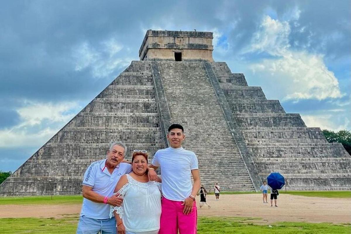 un gruppo di persone in piedi davanti a una piramide