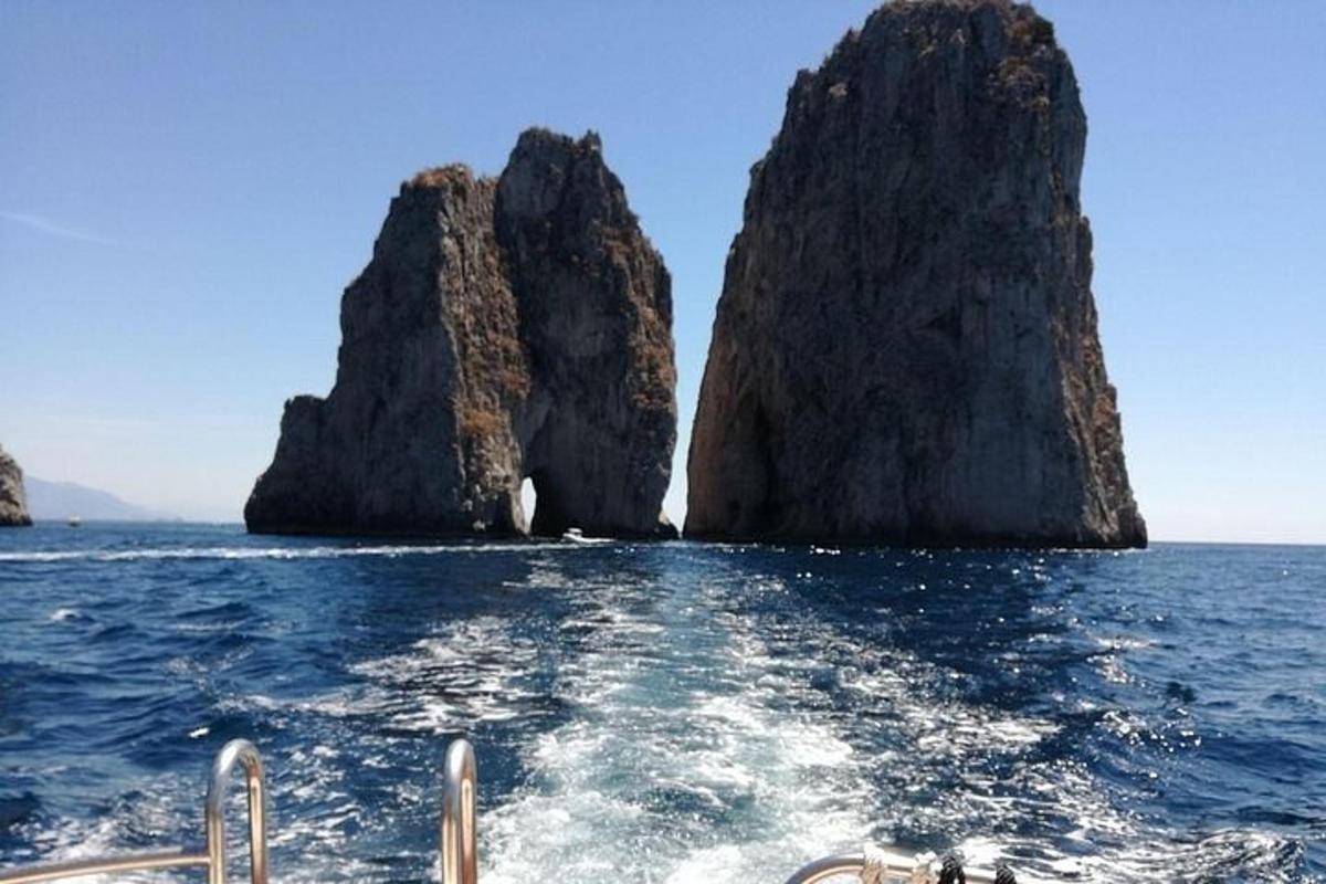 μια βάρκα με δύο μεγάλες πέτρες στο νερό