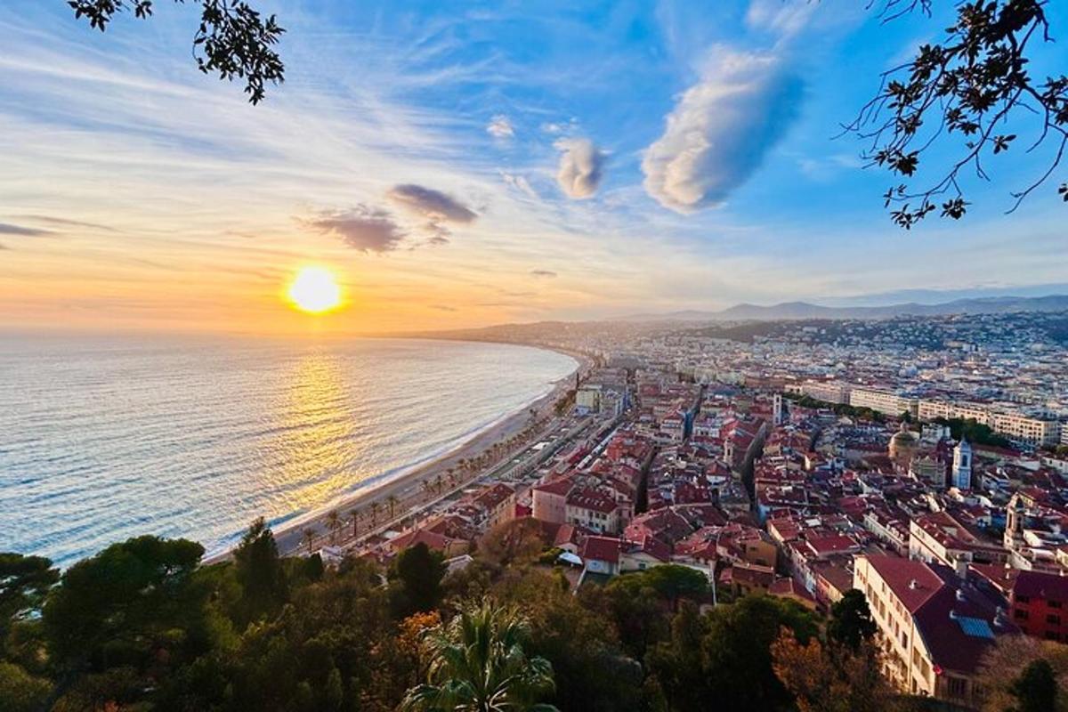 Una vista de una ciudad y el océano al atardecer.