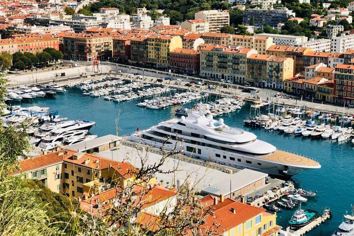en stor yacht ligger til kai i en havn