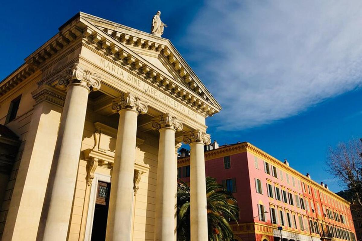 un edificio con columnas delante de un edificio