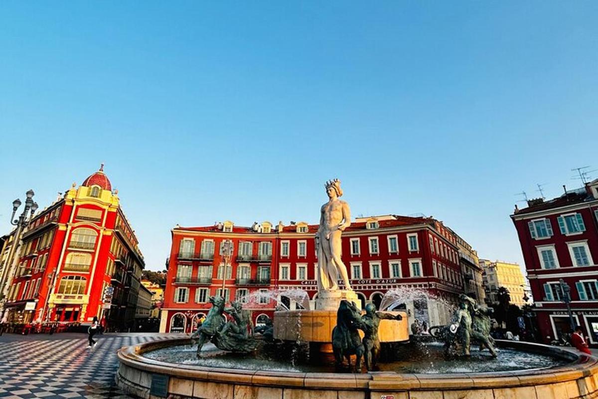 una fuente en medio de una calle con edificios