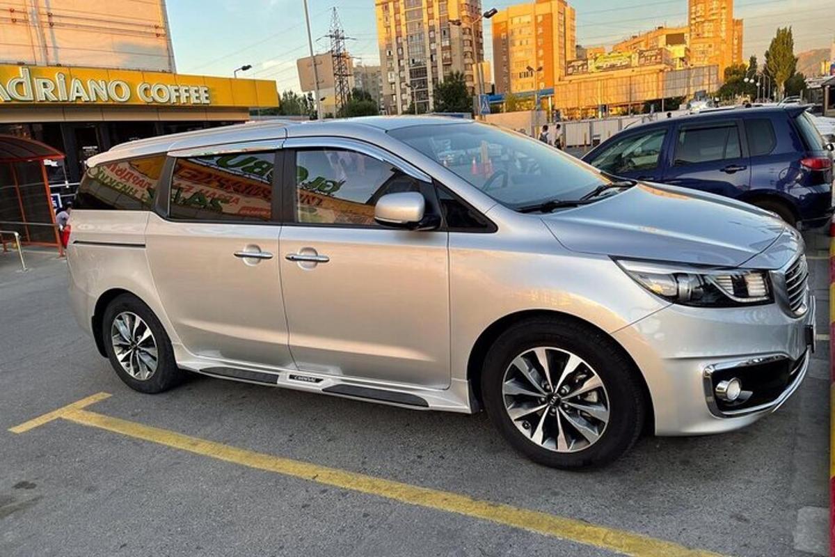 stříbrné auto zaparkované na parkovišti
