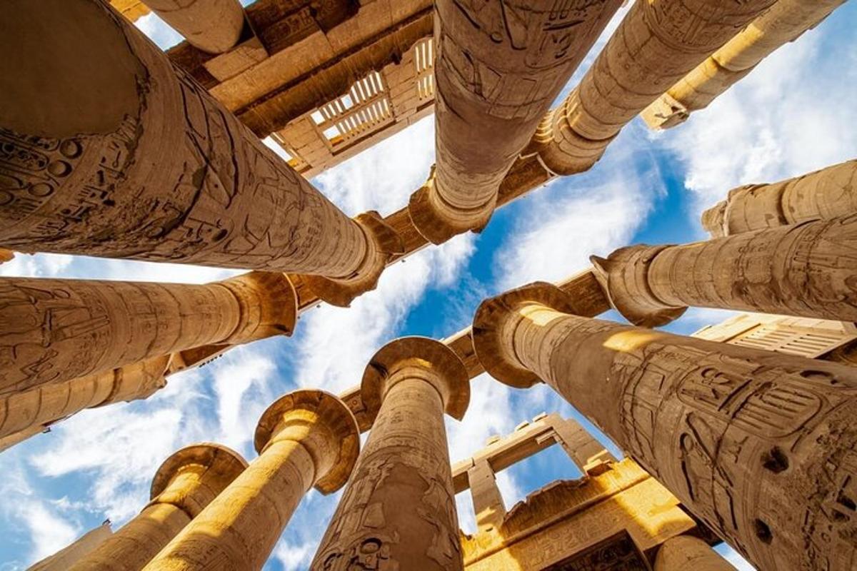 una vista delle cime delle colonne di un edificio