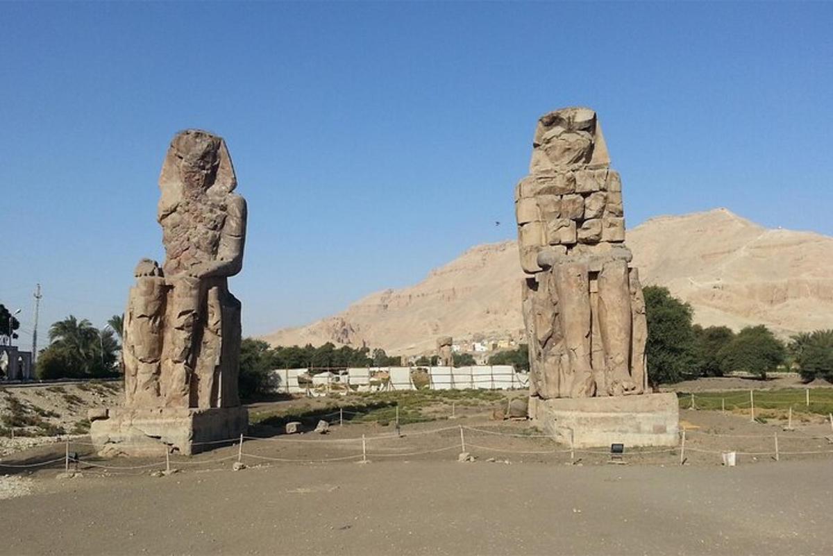due grandi statue di pietra con montagne sullo sfondo